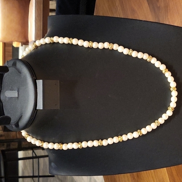Vintage Jewelry - Vintage faux pearl and gold knot necklace